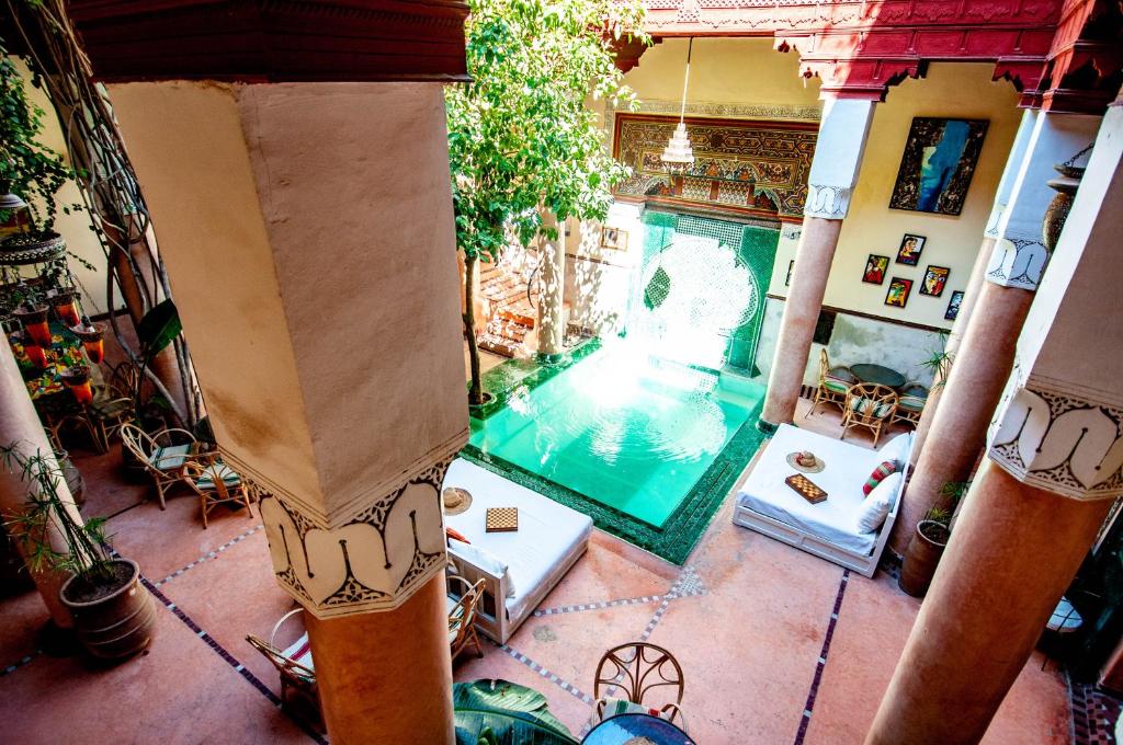 een uitzicht op een zwembad in een huis bij Riad Chorfa in Marrakesh