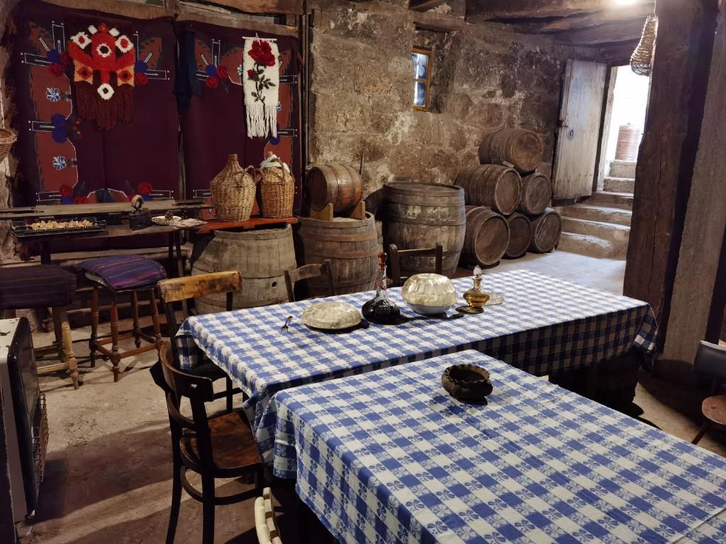 Reštaurácia alebo iné gastronomické zariadenie v ubytovaní Konak -Guest house -Ramonda Serbika