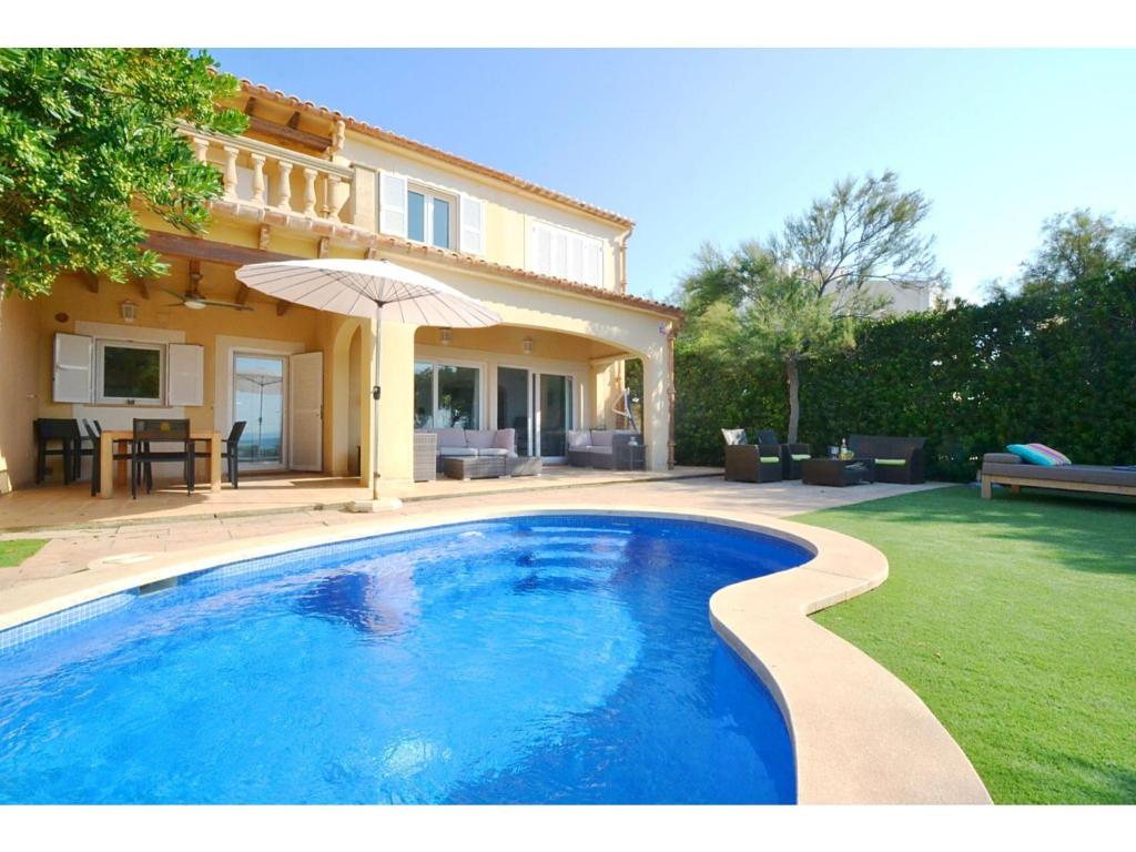 聖佩德羅科羅尼亞的住宿－Belvilla by OYO Embat，一座大蓝色游泳池,位于房子前