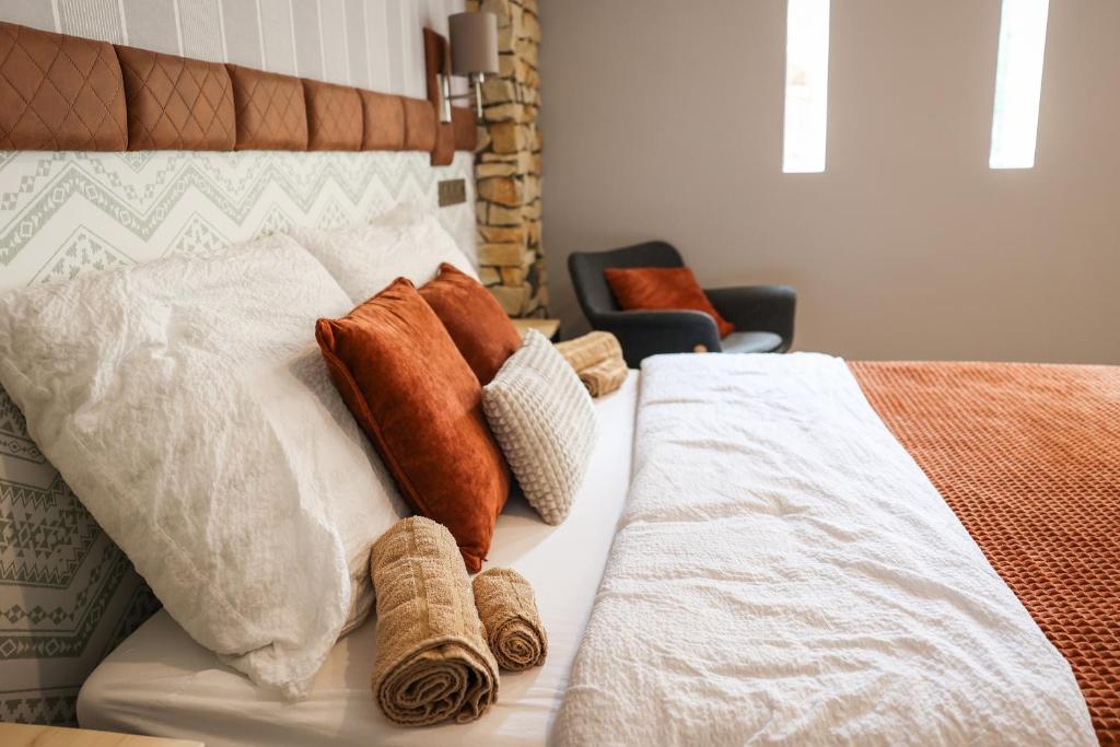 Un pat sau paturi într-o cameră la Kis Veréb Vendégház