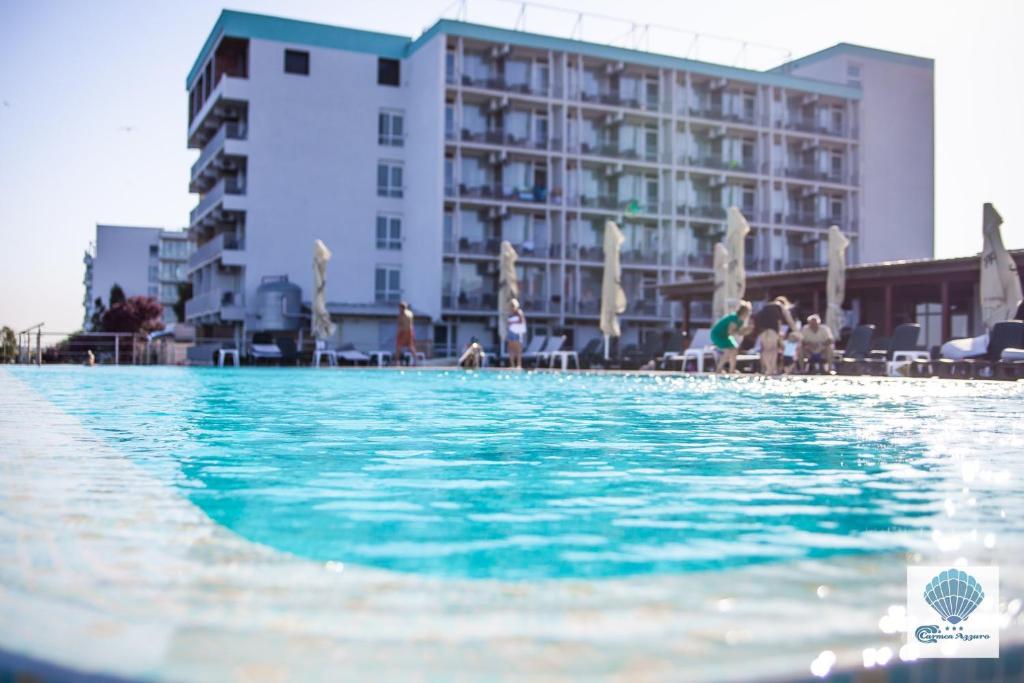 Hotel Carmen Azzuro في فينوس: مسبح امام الفندق