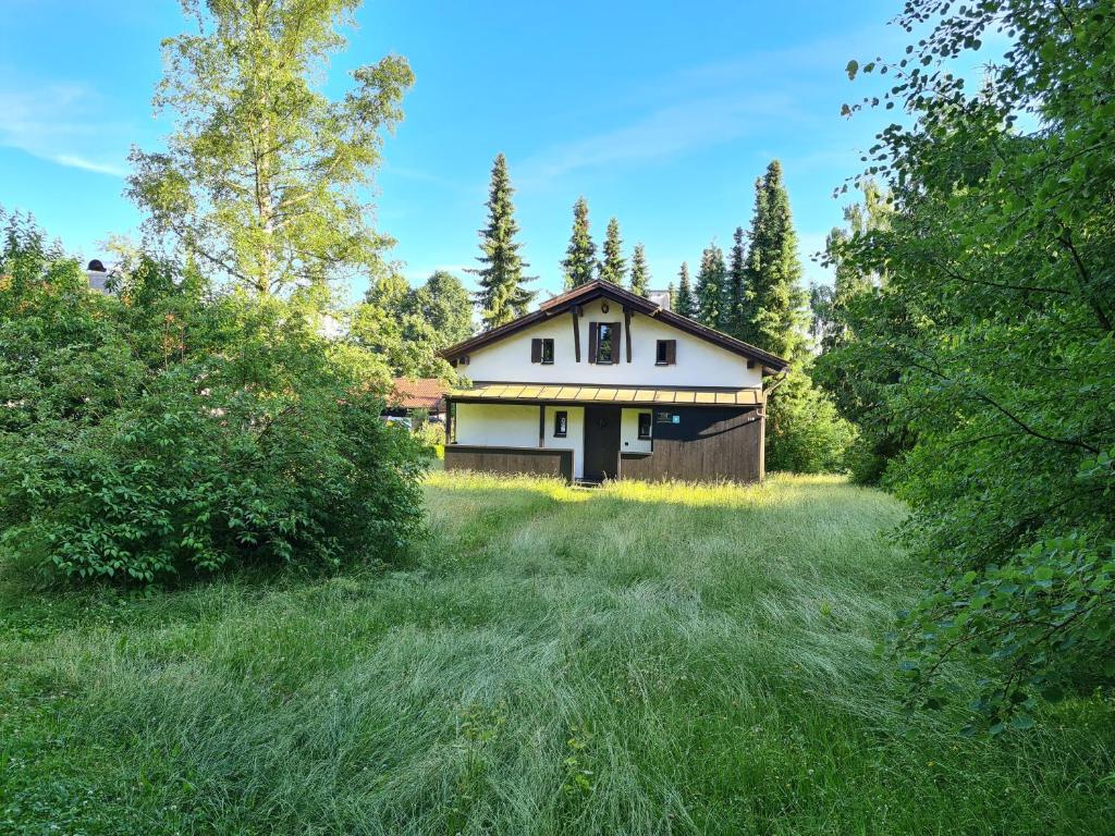 uma casa no meio de um campo com árvores em Ferienhaus Bayerischer Wald em Regen