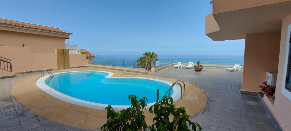 阿坎提拉德洛斯基的住宿－Acantilados de Los Gigantes, Islas Canarias, España，建筑物一侧的游泳池