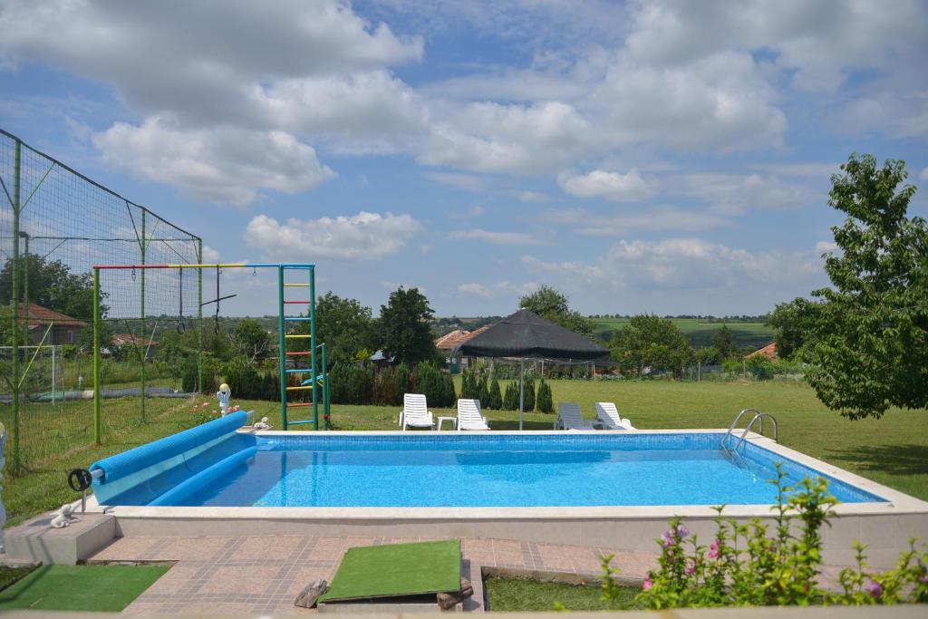 Bazén v ubytování Guest House ERIDA nebo v jeho okolí