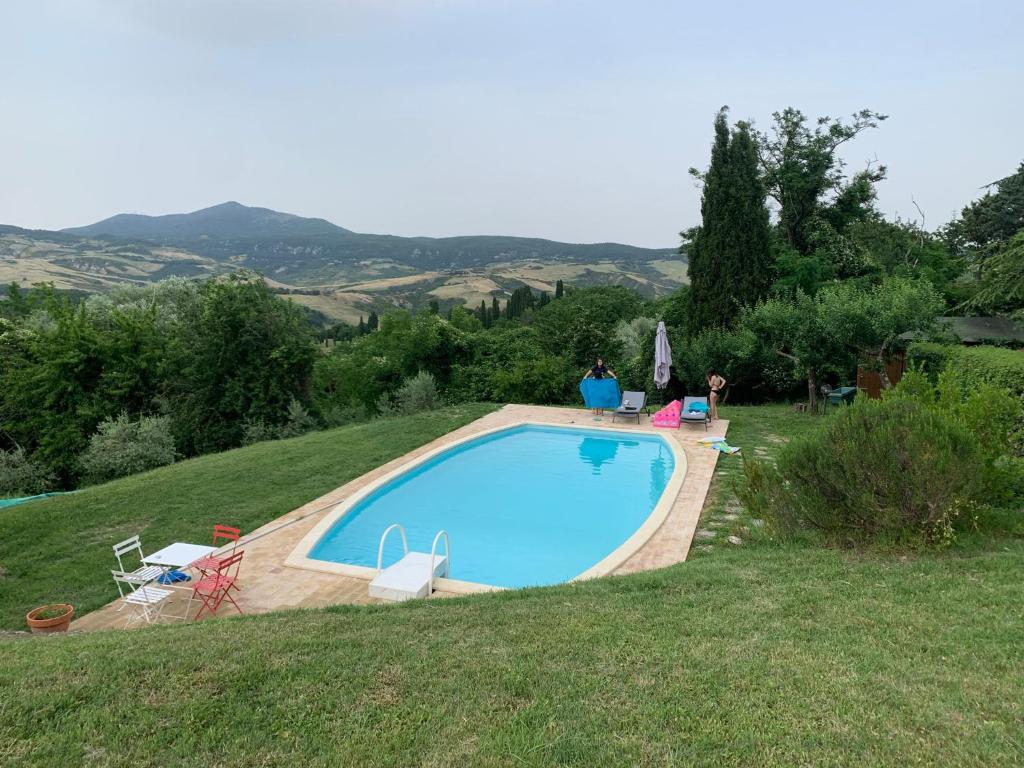 una piscina en la cima de una colina con césped en Villa Bellavista - Piscina ad uso esclusivo, en Celle sul Rigo