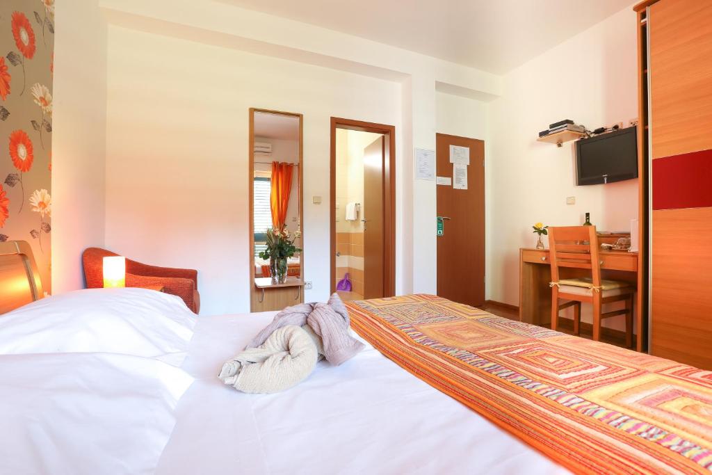Postel nebo postele na pokoji v ubytování Sunrise Apartments 3