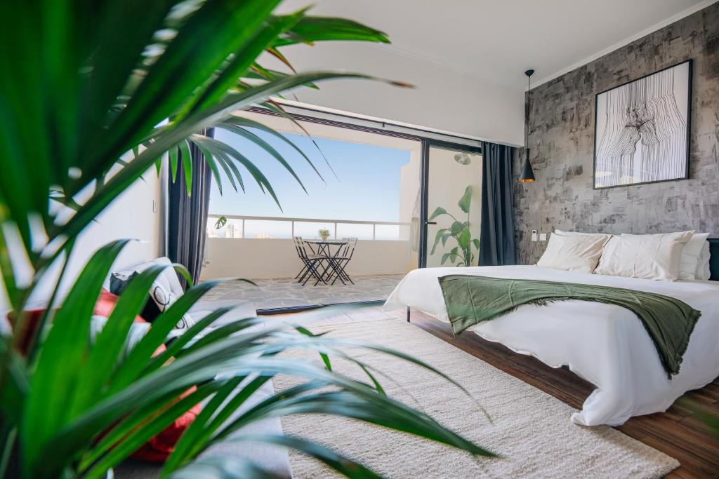 een slaapkamer met een bed en een potplant bij Seguros House - Charming Flat in Cascais