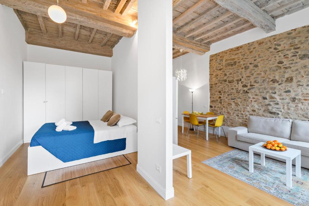 - une chambre avec un lit et un salon dans l'établissement Teatro della Pergola Apartment, à Florence