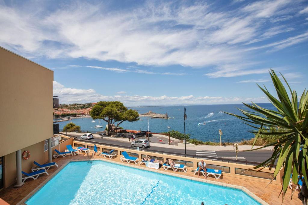 a swimming pool with a view of the ocean at Residence Pierre & Vacances Les Balcons de Collioure in Collioure