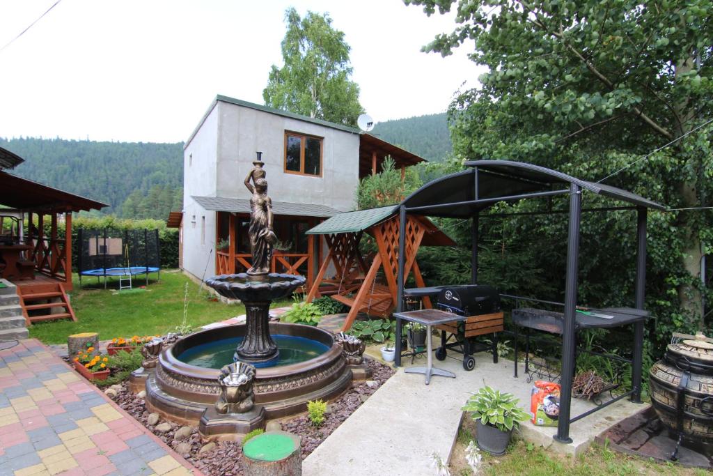 Nespecifikovaný výhled na hory nebo výhled na hory při pohledu z aparthotelu