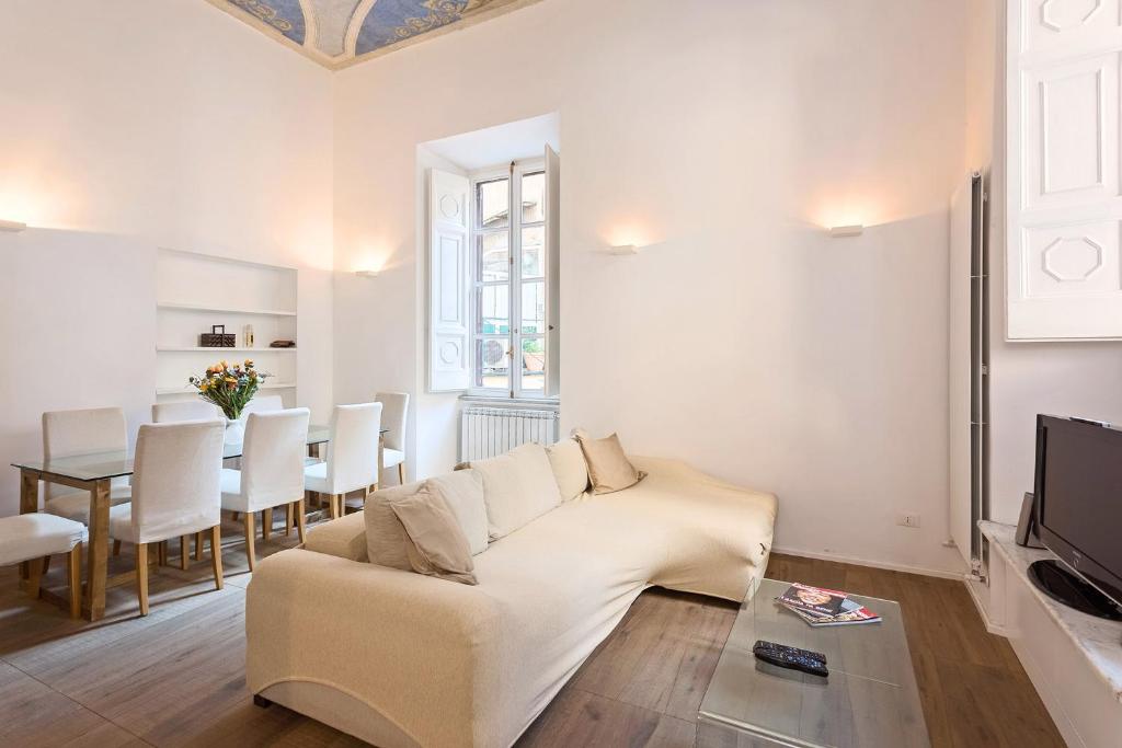 Televízia a/alebo spoločenská miestnosť v ubytovaní Rome As You Feel - Fontanella Borghese Luxury Apartment