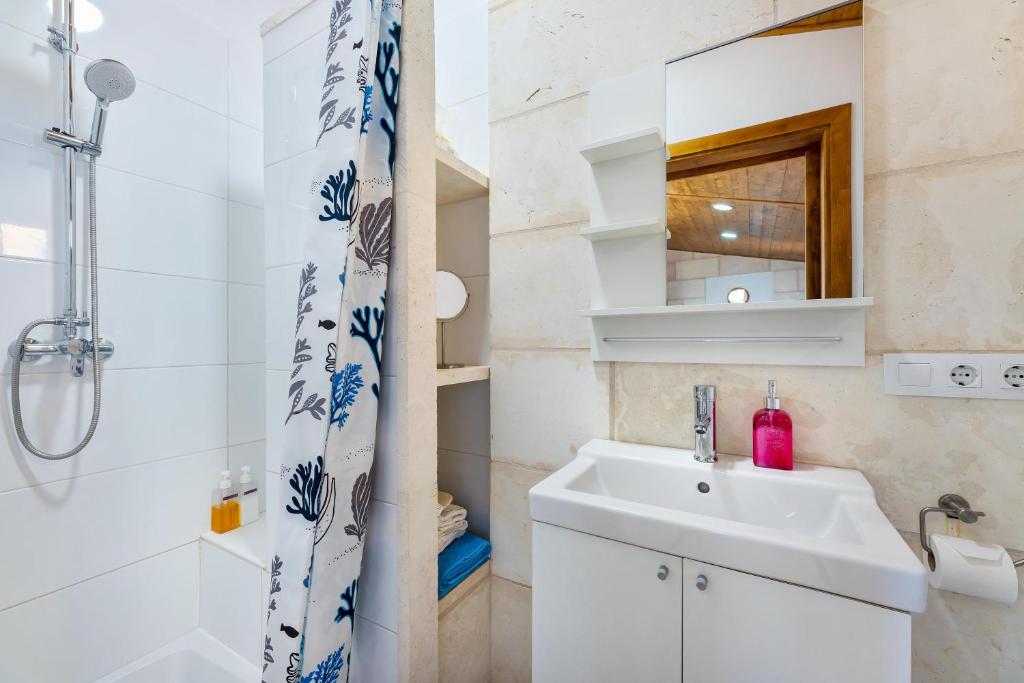 A bathroom at Biniaco