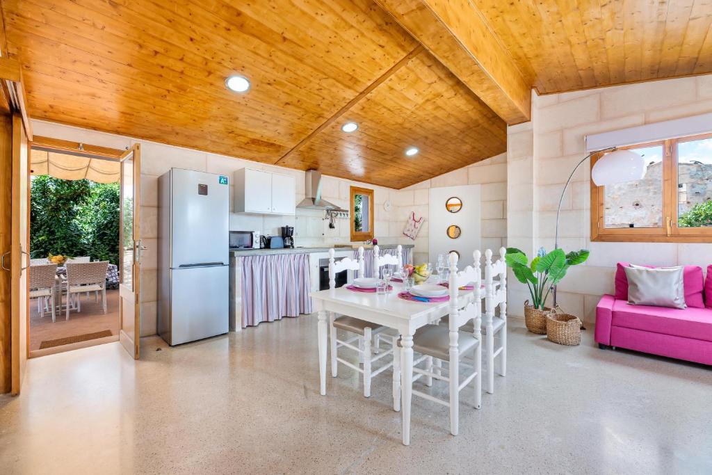 A kitchen or kitchenette at Biniaco