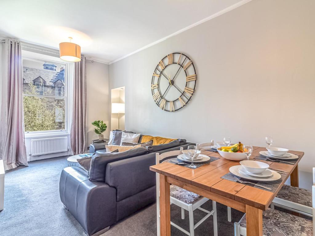 een woonkamer met een bank en een tafel bij Pass the Keys Spacious and Homely flat on the Royal Mile in Edinburgh