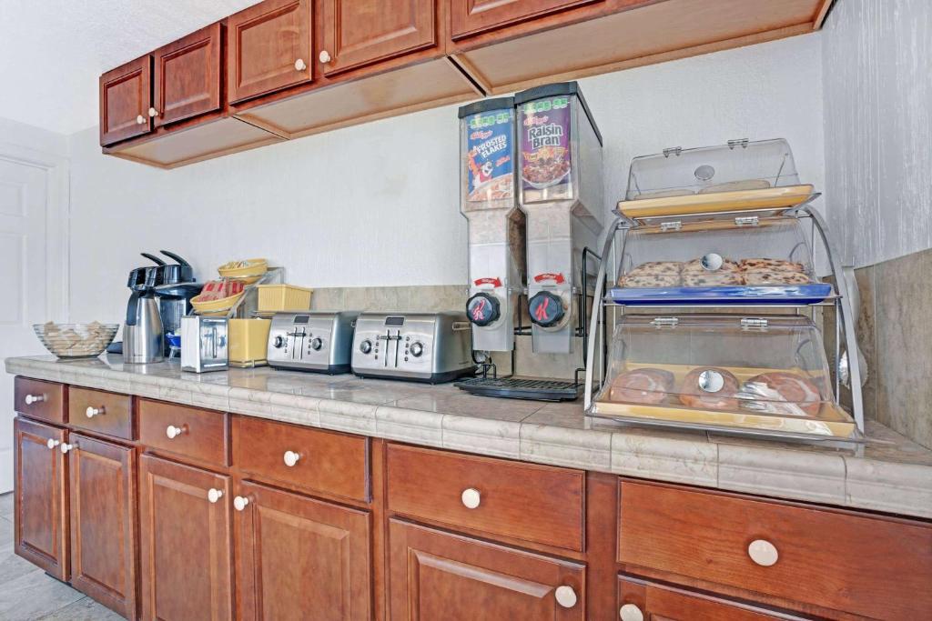 Days Inn by Wyndham Seattle North of Downtown, Seattle (updated prices ...