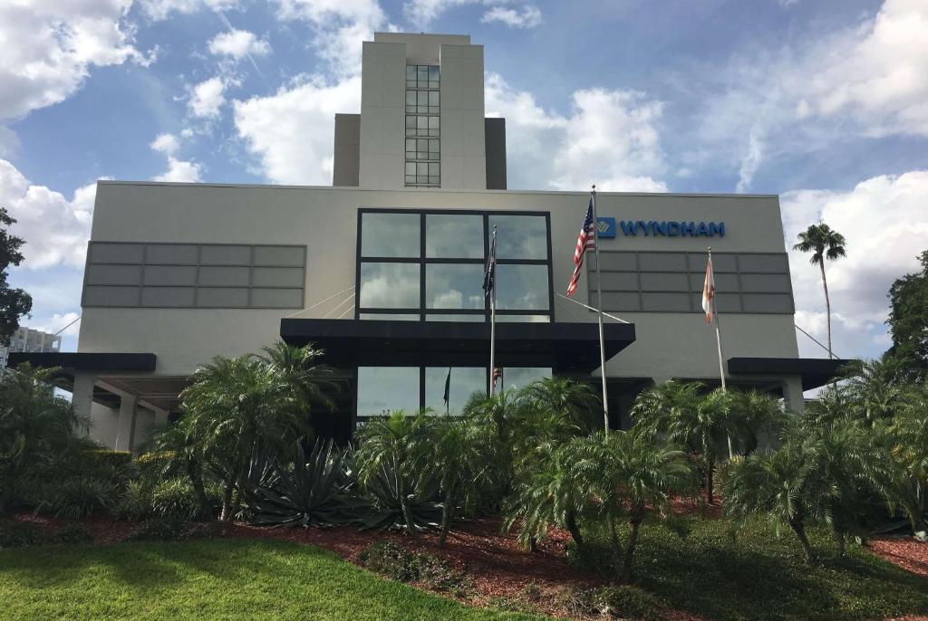 un edificio con dos banderas delante en Wyndham Lake Buena Vista Resort Disney Springs® Resort Area en Orlando
