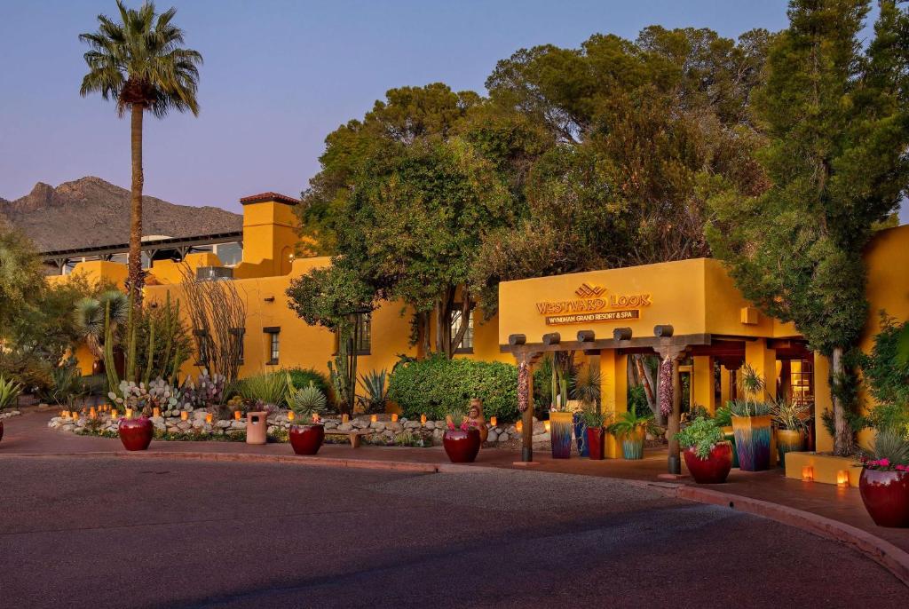 un edificio amarillo con plantas delante de él en Westward Look Wyndham Grand Resort & Spa en Tucson