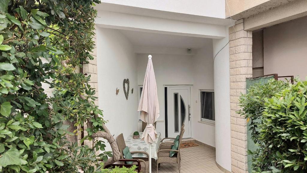 Vonkajšia záhrada v ubytovaní Apartment Jerolima