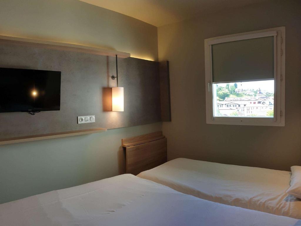 Postel nebo postele na pokoji v ubytování ibis budget Ciboure St-Jean-Luz