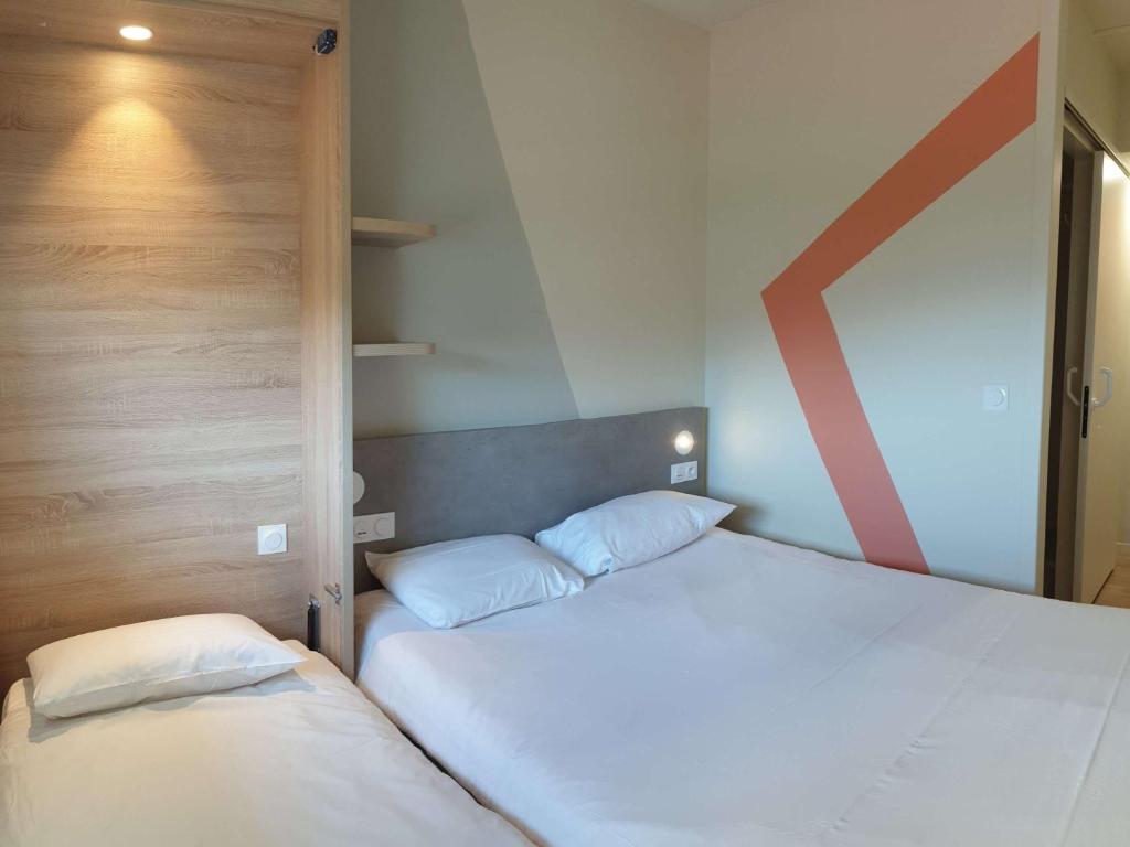 Postel nebo postele na pokoji v ubytování ibis budget Ciboure St-Jean-Luz