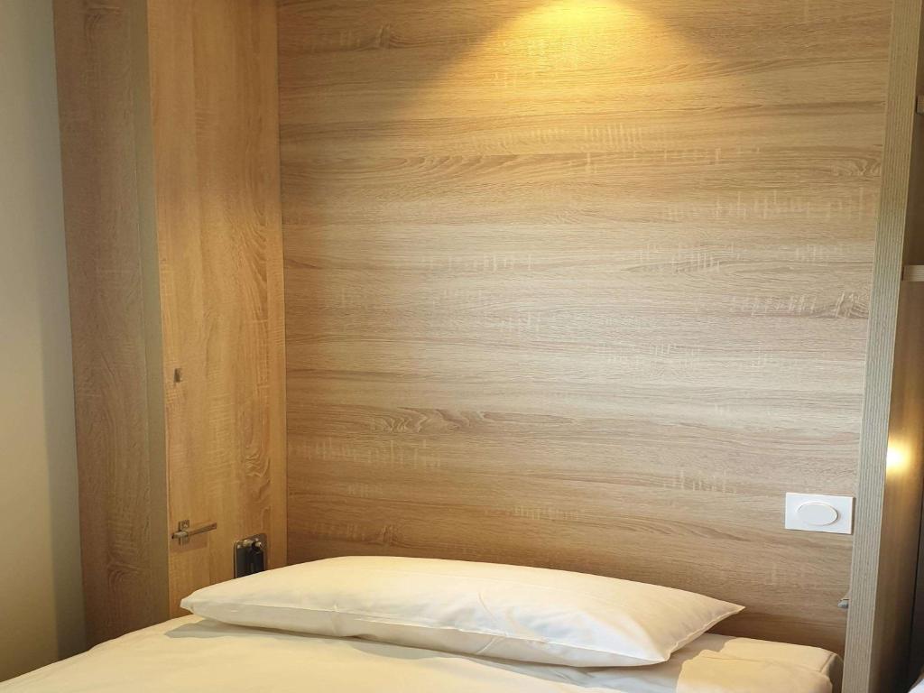 Postel nebo postele na pokoji v ubytování ibis budget Ciboure St-Jean-Luz