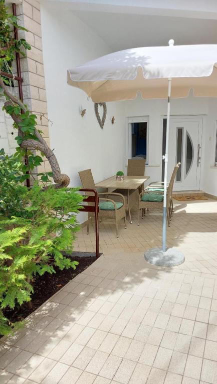 Patio alebo iná vonkajšia časť ubytovania Apartment Jerolima