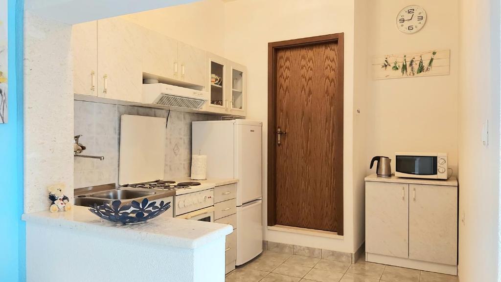 Kuchyňa alebo kuchynka v ubytovaní Apartment Jerolima