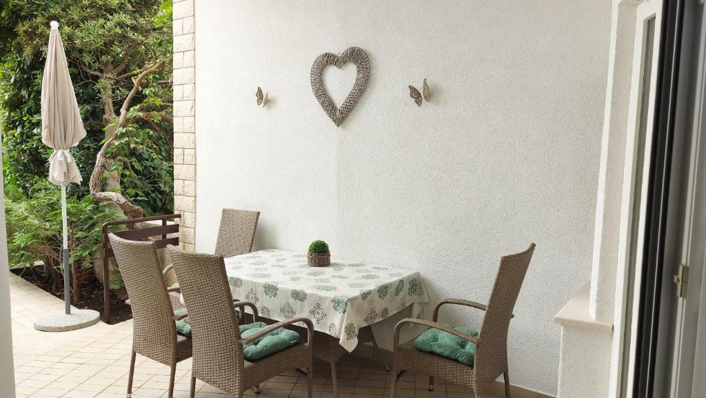 Vonkajšia záhrada v ubytovaní Apartment Jerolima