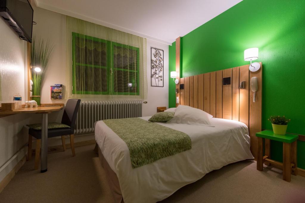 Postel nebo postele na pokoji v ubytování Hôtel Auberge Du Morge