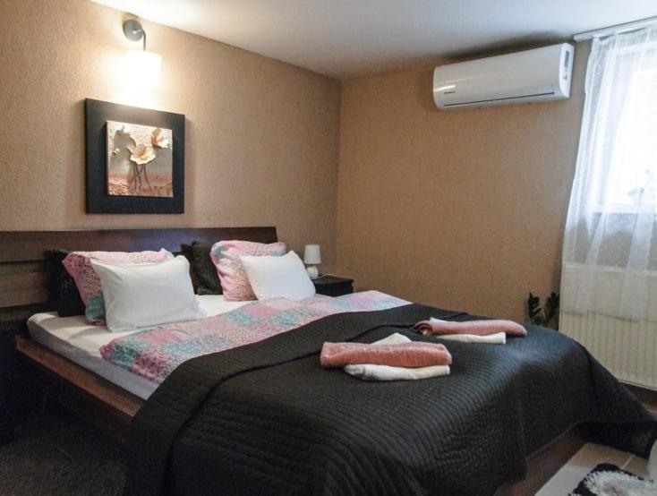 Postel nebo postele na pokoji v ubytování Orchidea Apartman