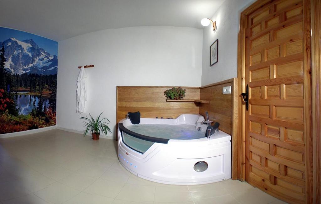 Habitación con baño con bañera. en CASASBLANCAS. CASA NR 7. en Mecina Bombarón