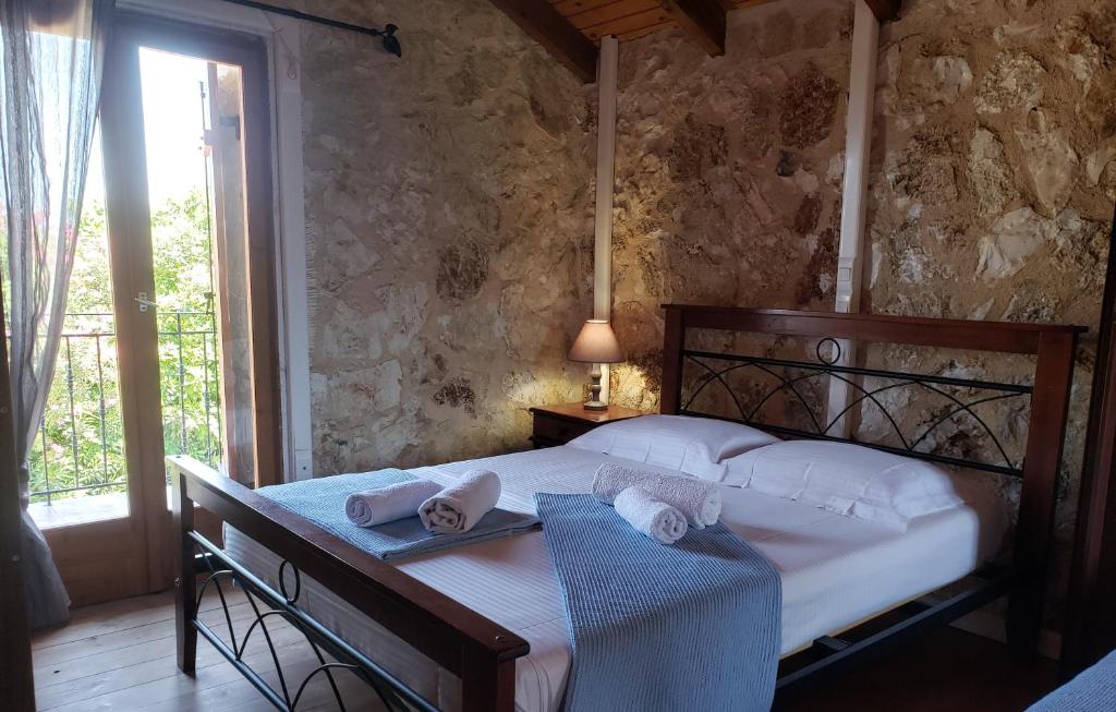 Postel nebo postele na pokoji v ubytování Spasmata Village Stone Maisonette