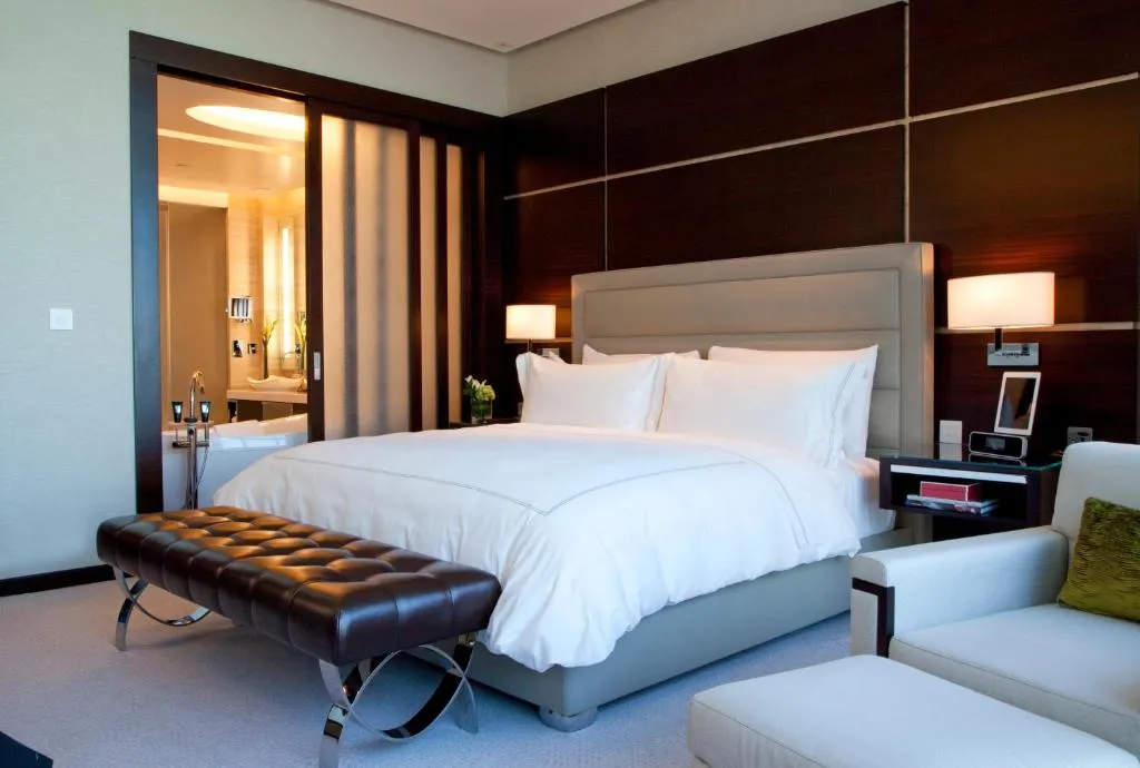 Manor Club King Room - Waterfront View