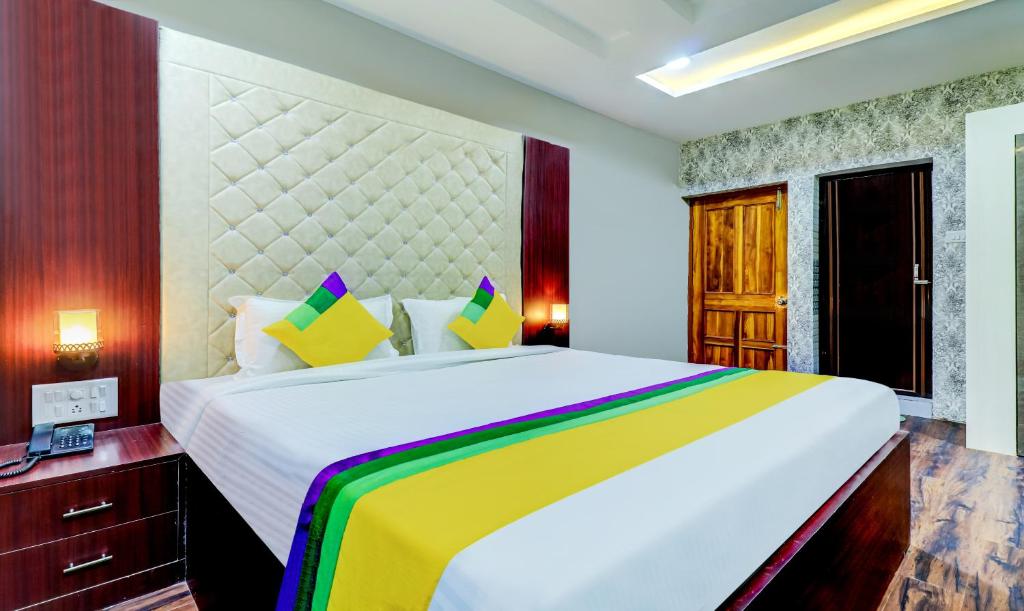 Un dormitorio con una gran cama blanca y una ventana en Itsy By Treebo - Aasma Luxury Villa en Bhubaneshwar