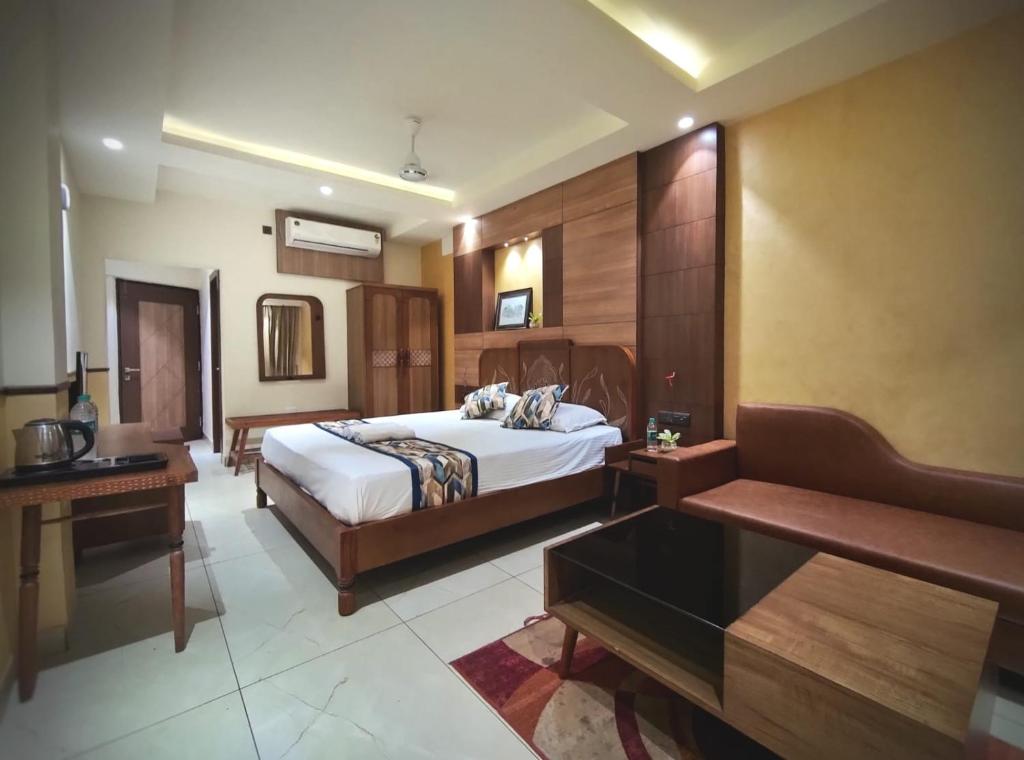 Postel nebo postele na pokoji v ubytování Hotel Sonar Bangla Tarapith