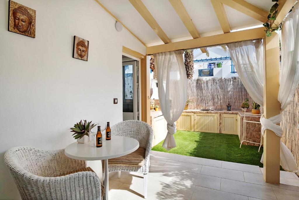 Un comedor con mesa y sillas y una cocina. en Isla Lobos, en Playa Blanca