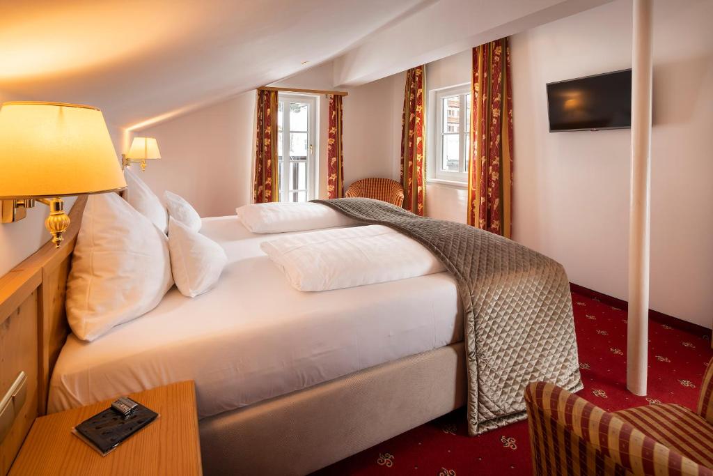 Postel nebo postele na pokoji v ubytování Hotel Tannbergerhof im Zentrum von Lech