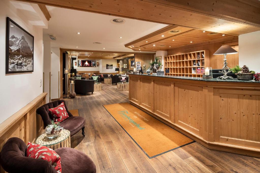 Lounge nebo bar v ubytování Hotel Tannbergerhof im Zentrum von Lech