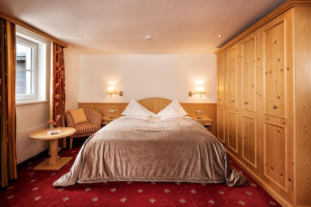 Postel nebo postele na pokoji v ubytování Hotel Tannbergerhof im Zentrum von Lech