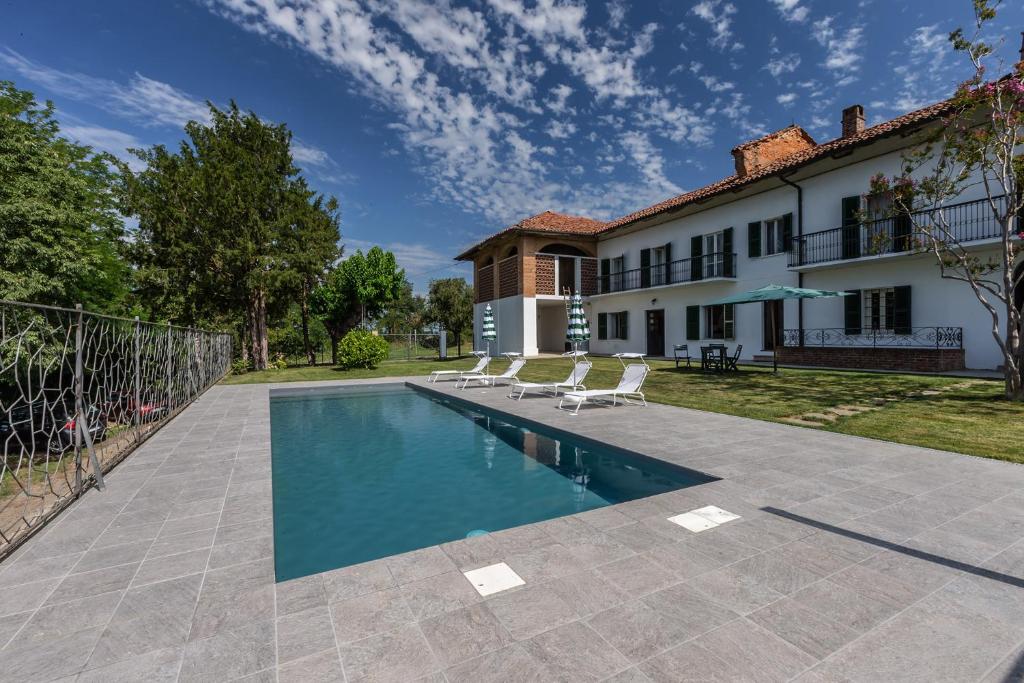 - une piscine en face d'une maison dans l'établissement Cascina Sunico, à Villa San Secondo