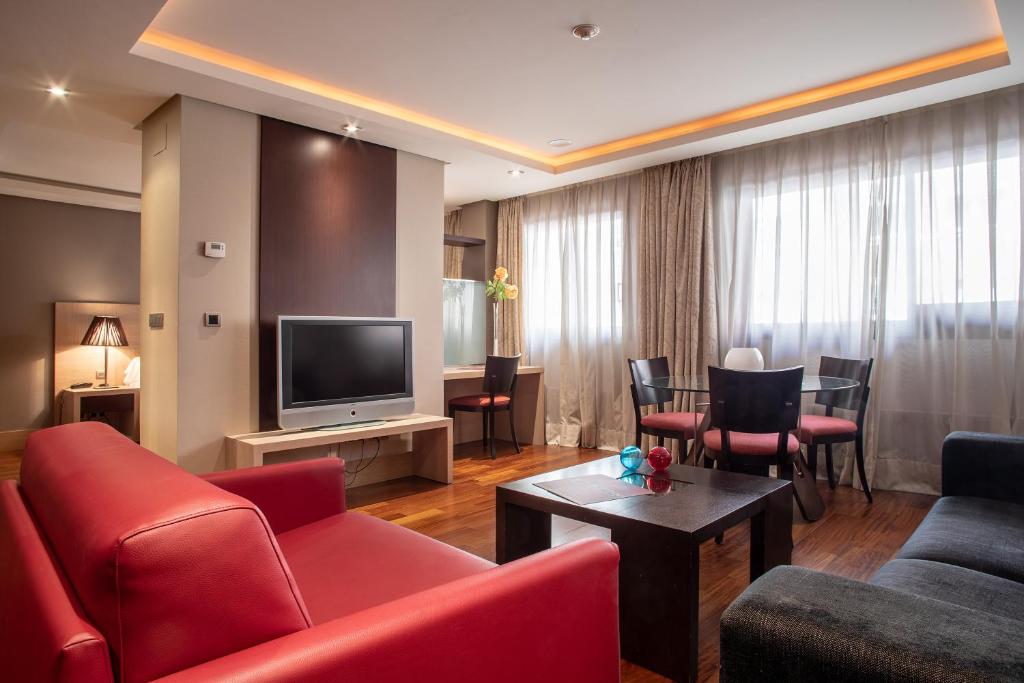 TV a/nebo společenská místnost v ubytování Washington Parquesol Suites & Hotel