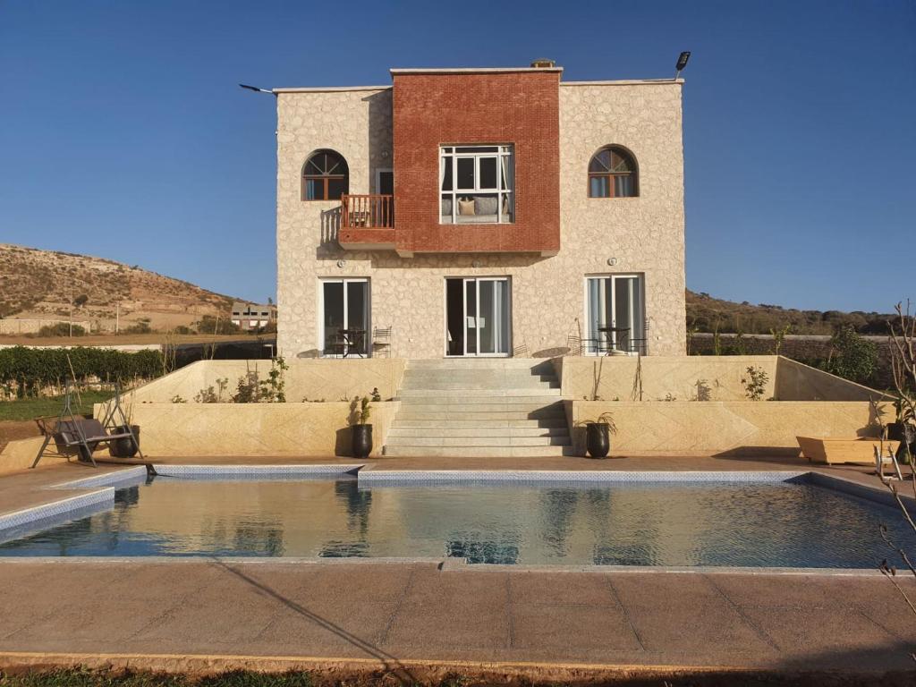 una casa con piscina frente a un edificio en RIAD ANIS, en Essaouira
