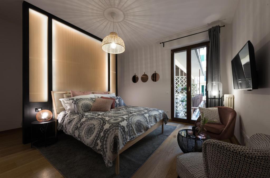 1 dormitorio con 1 cama, TV y sofá en B&B La Marmora 39, en Florencia