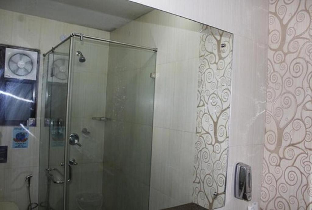 Koupelna v ubytování Lime Tree Hotel Sushant Lok Gurgaon Sector 29 Next to IFFCO CHOWK metro