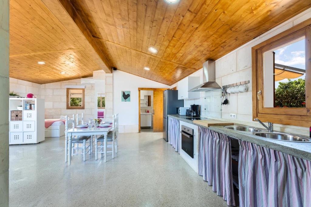 A kitchen or kitchenette at Biniaco
