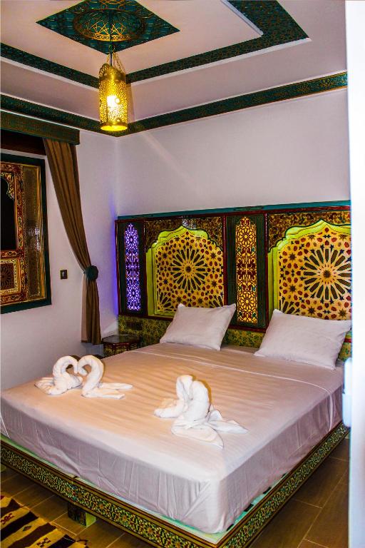 سرير أو أسرّة في غرفة في Riad Azemmat