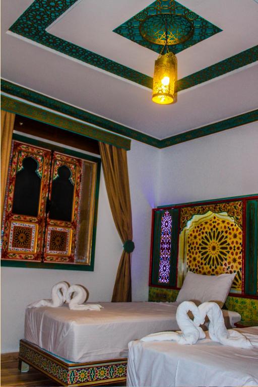 سرير أو أسرّة في غرفة في Riad Azemmat