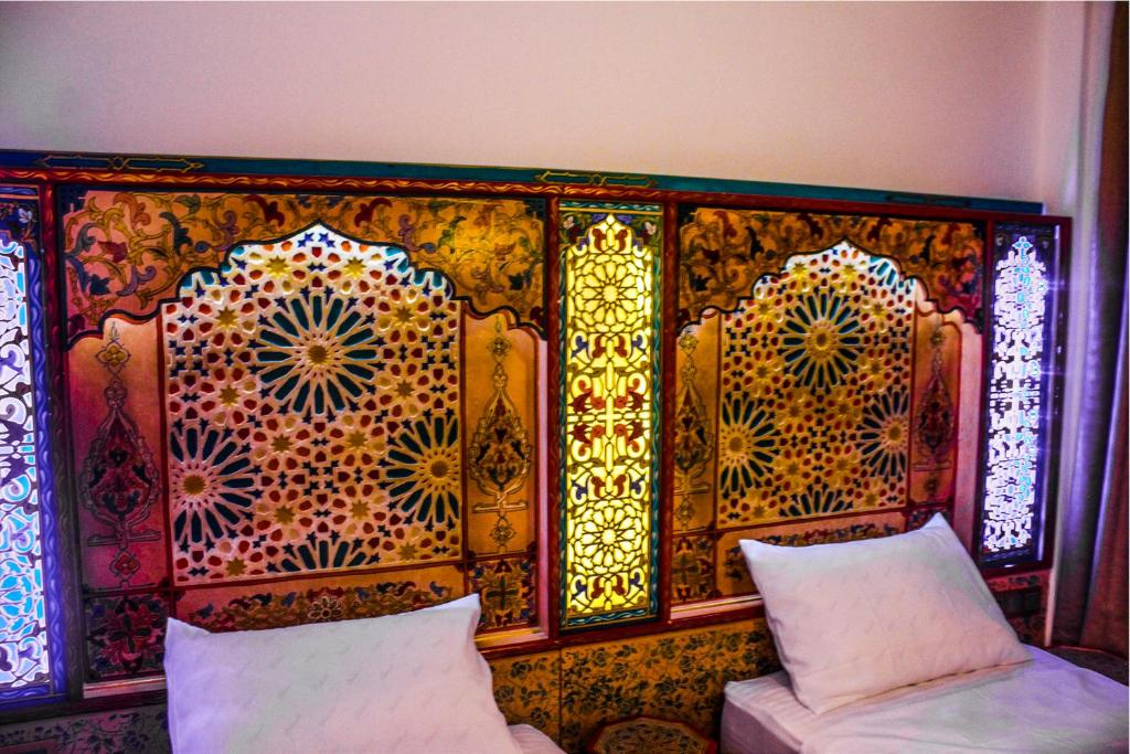 سرير أو أسرّة في غرفة في Riad Azemmat