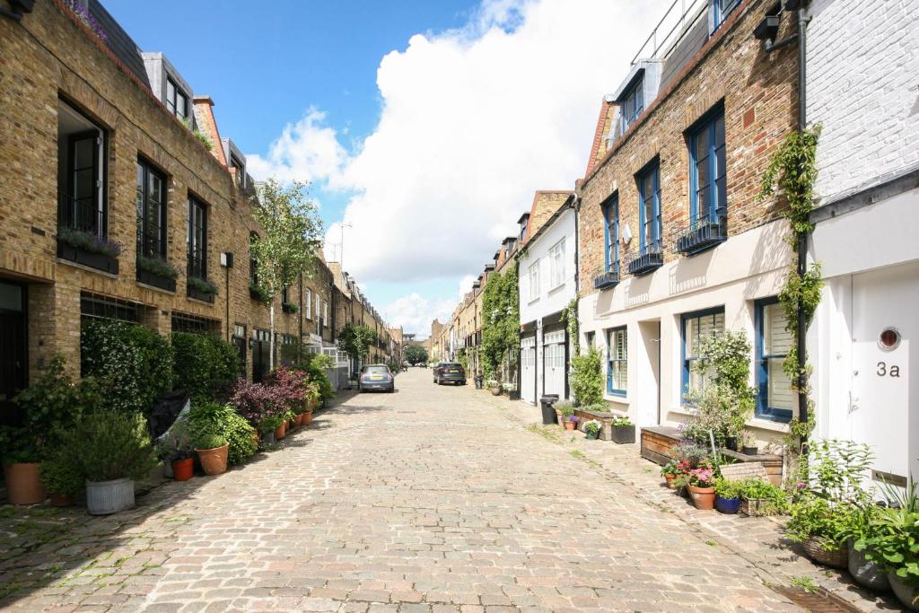 eine leere Straße in einer Gasse mit Gebäuden in der Unterkunft Brand new one bedroom flat in Central London in London