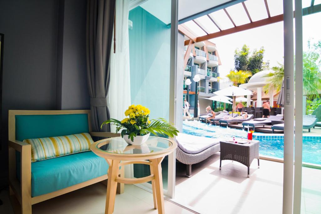 Bazén v ubytování Ramaburin Resort Patong - SHA Extra Plus nebo v jeho okolí